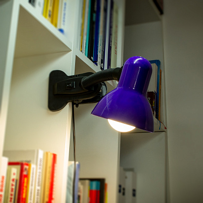 Настольная лампа на прищепке с цоколем Е27 фиолетовая - фото 4