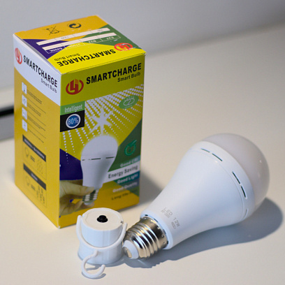 Фонарик-лампа на аккумуляторе Е27 LED Smartcharge АС12W DC3W - фото 3